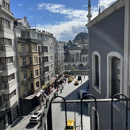 Cozy Flat With Balcony Near Taksim Square アパート