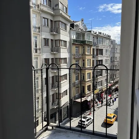 Cozy Flat With Balcony Near Taksim Square 아파트 *